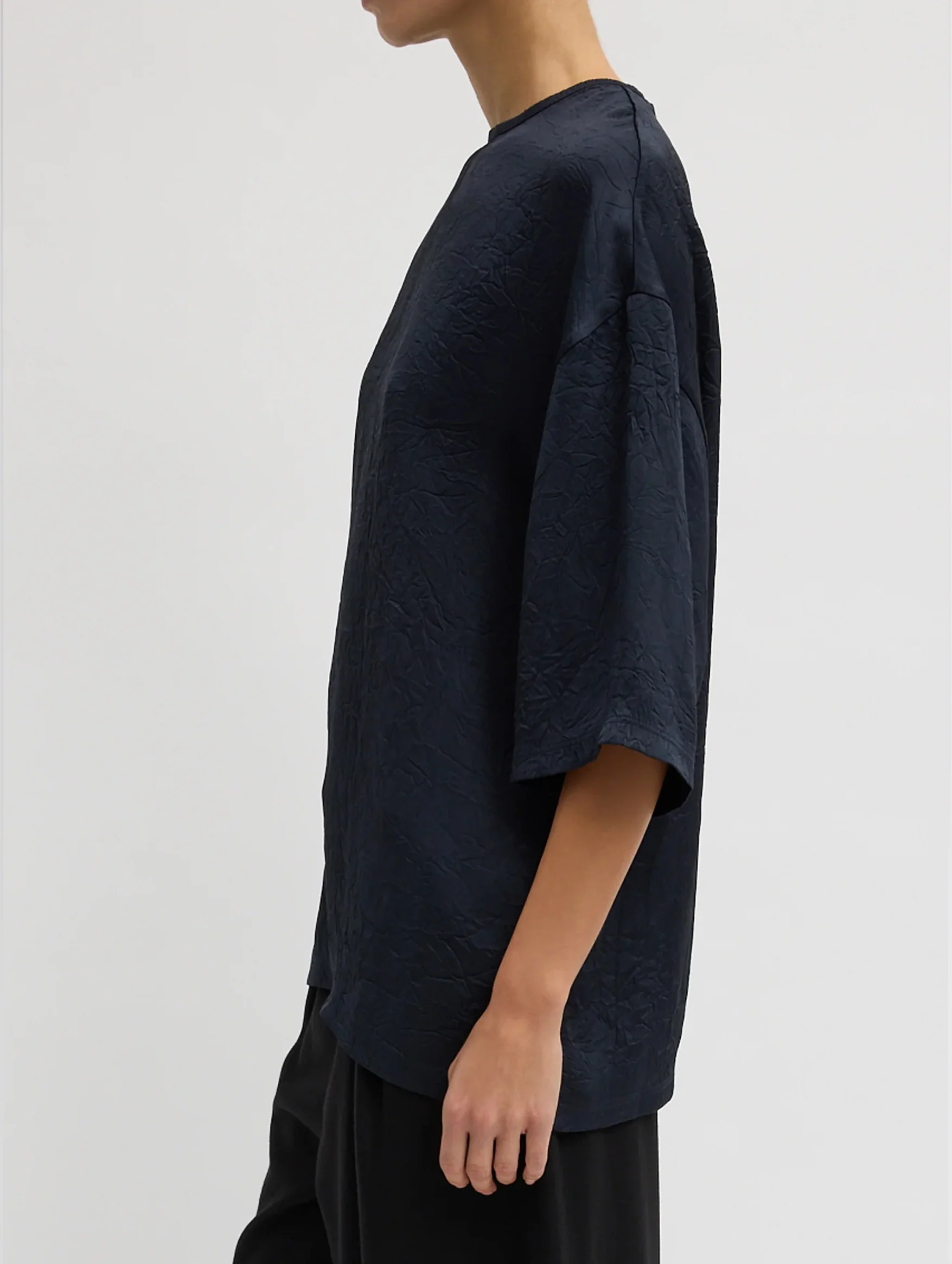 Crinkle Shirting Easy T-Shirt in Midnight Navy - Image 2