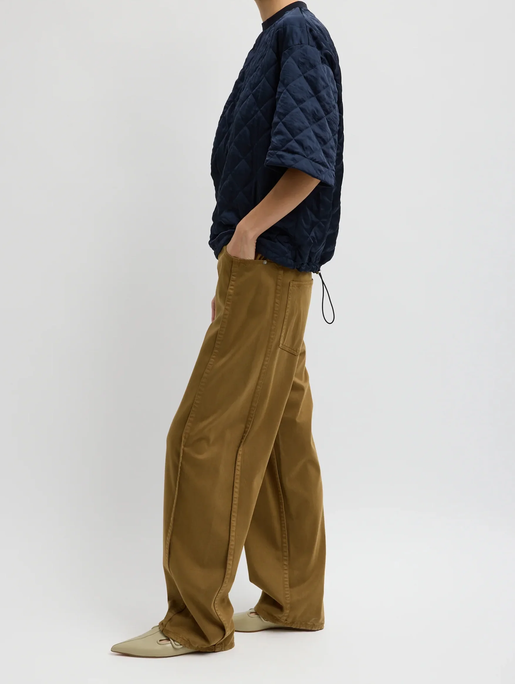 Garment Dyed Stretch Twill Regular Tuck Pant in Dark Tan - Image 4