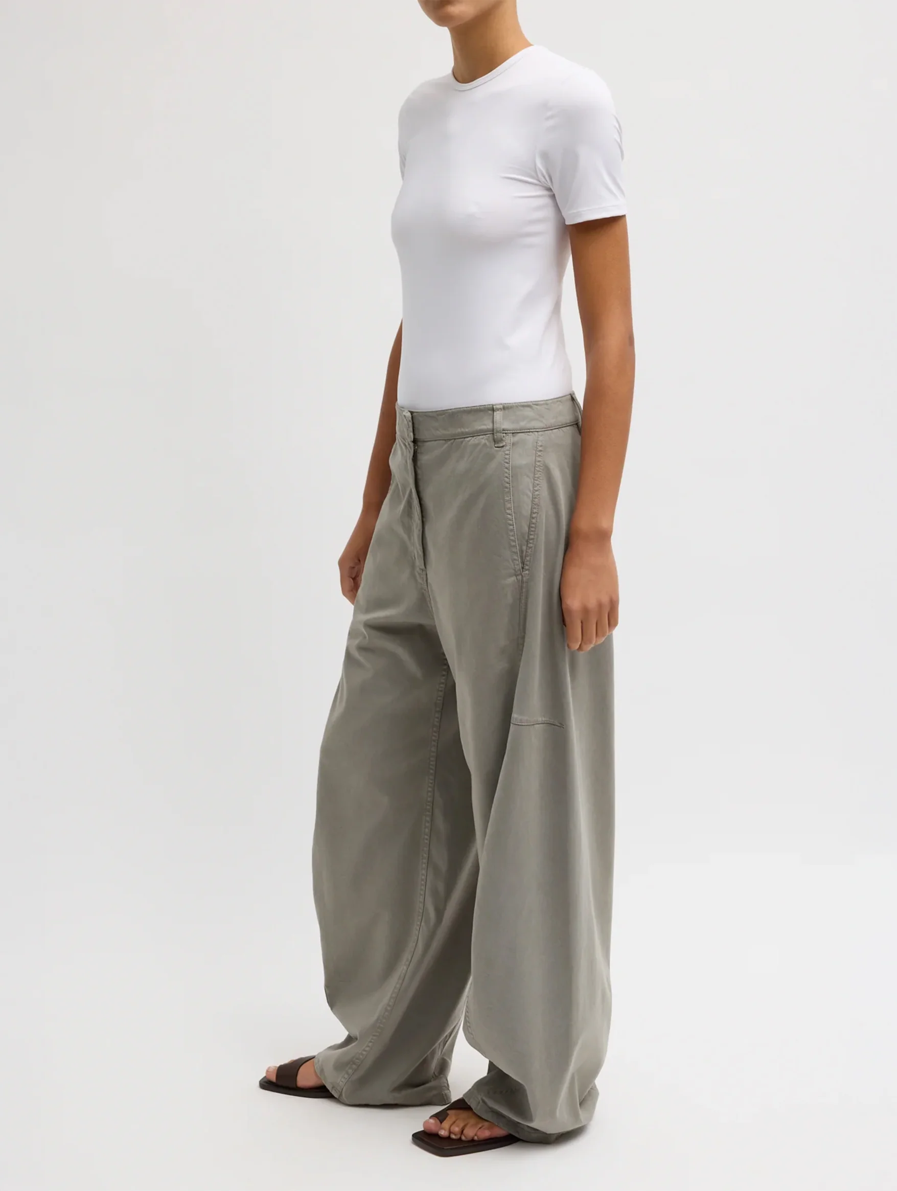 Reactive Garment Dyed Stretch Twill Sid Pant in Pewter (Short) - Image 2