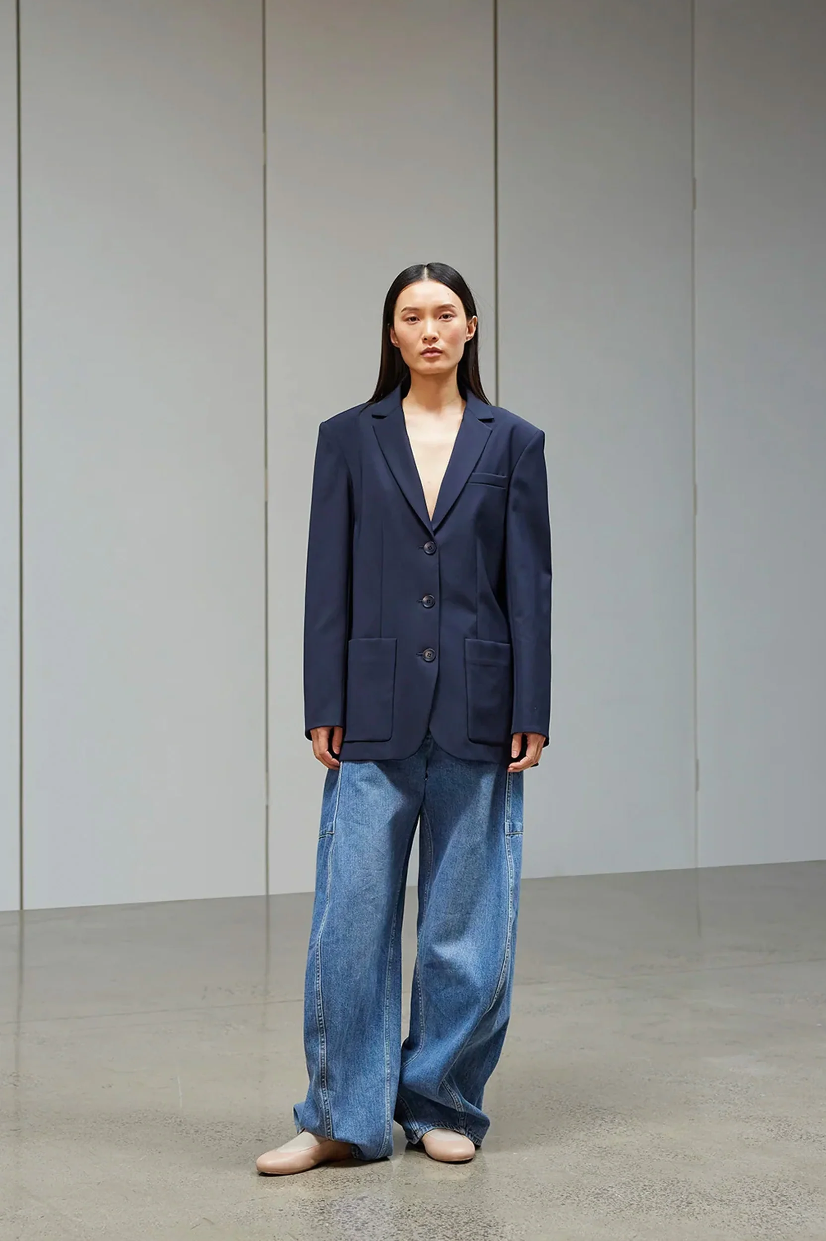 Tropical Wool Max Blazer in Navy - Image 2